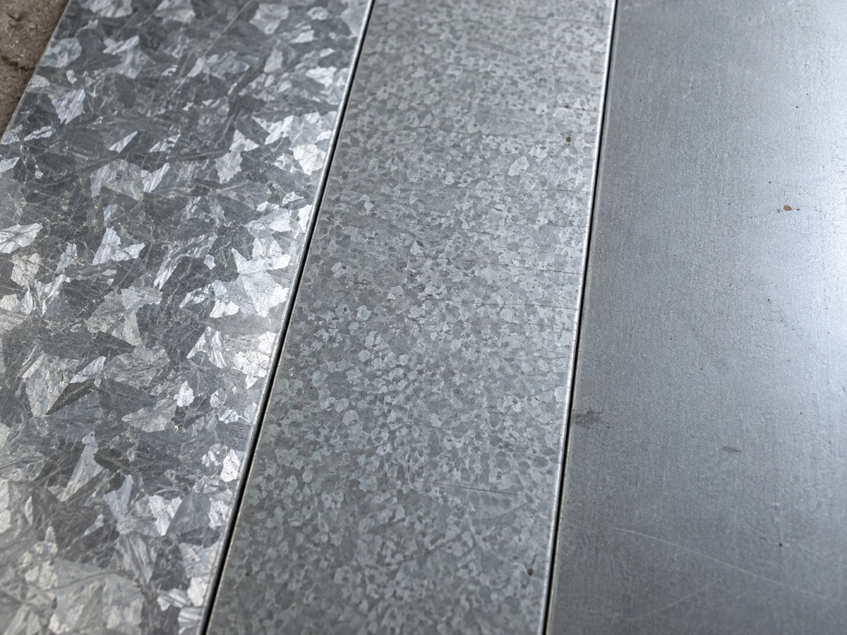 Regular, minimized and spangle-free zinc surfaces side by side, the crystal pattern fading across the three.